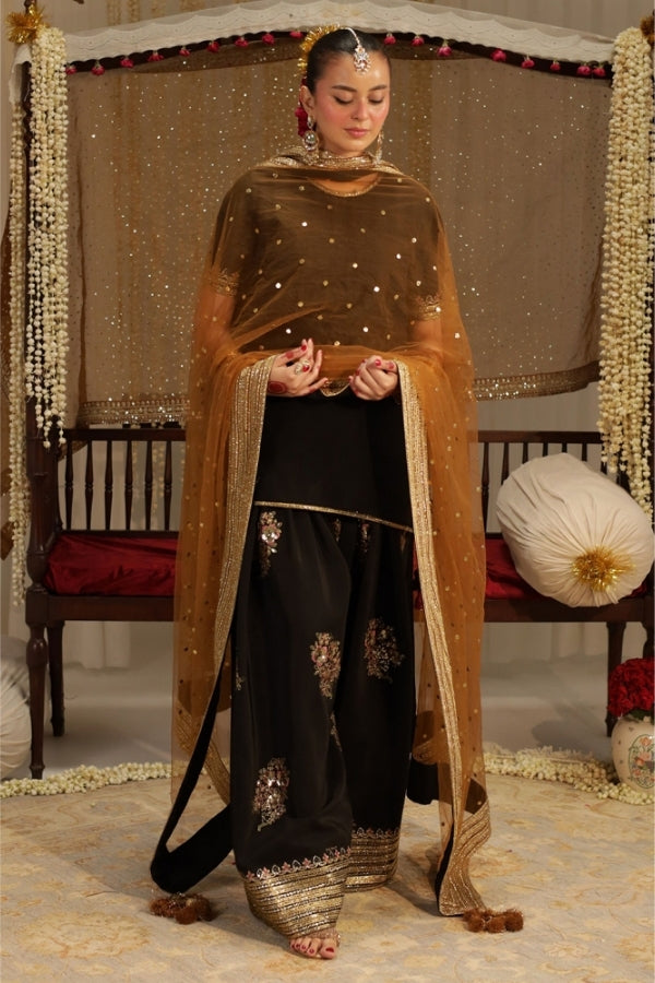 Shab-e-Zar – Black embroidered Bamber Silk outfit with badla and tilla work, paired with farshi shalwar and net mukesh dupatta