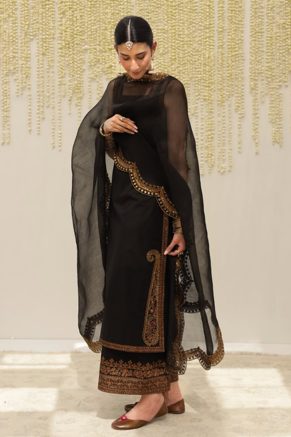 Zar-e-Siyah 3-piece black cotton suit with tilla, sequin, and resham embroidery, paired with culottes and organza dupatta – premium unstitched festive lawn by Ragini