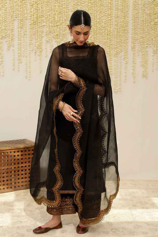 Zar-e-Siyah 3-piece black cotton suit with tilla, sequin, and resham embroidery, paired with culottes and organza dupatta – premium unstitched festive lawn by Ragini